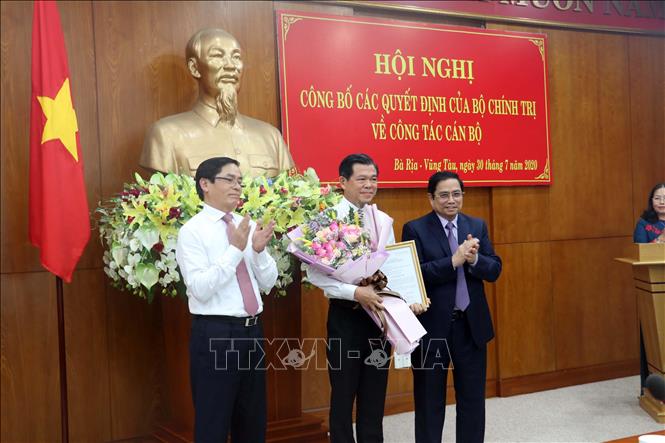 Ủy viên Bộ Chính trị, Bí thư Trung ương Đảng, Trưởng Ban Tổ chức Trung ương Phạm Minh Chính trao quyết định điều động, phân công đồng chí Nguyễn Hồng Lĩnh, Bí thư Tỉnh ủy Bà Rịa-Vũng Tàu giữ chức Phó Ban Dân vận Trung ương. Ảnh: Đoàn Mạnh Dương-TTXVN Ủy viên Bộ Chính trị, Bí thư Trung ương Đảng, Trưởng Ban Tổ chức Trung ương Phạm Minh Chính trao quyết định điều động, phân công đồng chí Nguyễn Hồng Lĩnh, Bí thư Tỉnh ủy Bà Rịa-Vũng Tàu giữ chức Phó Ban Dân vận Trung ương. Ảnh: Đoàn Mạnh Dương-TTXVN