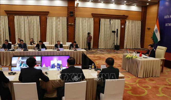 Phó Thủ tướng, Bộ trưởng Bộ Ngoại giao Phạm Bình Minh và các đại biểu dự dự Kỳ họp lần thứ 17 Ủy ban Hỗn hợp Việt Nam - Ấn Độ tại điểm cầu Hà Nội. Ảnh: Lâm Khánh - TTXVN Phó Thủ tướng, Bộ trưởng Bộ Ngoại giao Phạm Bình Minh và các đại biểu dự dự Kỳ họp lần thứ 17 Ủy ban Hỗn hợp Việt Nam - Ấn Độ tại điểm cầu Hà Nội. Ảnh: Lâm Khánh - TTXVN