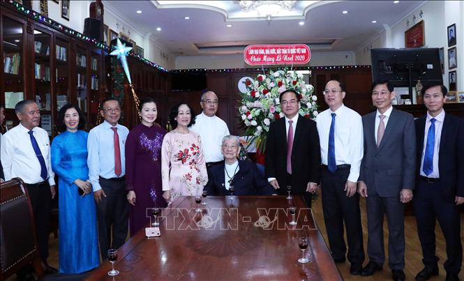 Ủy viên Bộ Chính trị, Bí thư Trung ương Đảng, Trưởng Ban Dân vận Trung ương Trương Thị Mai thăm, chúc mừng Giáng sinh Đức Hồng y Phạm Minh Mẫn, nguyên Tổng Giám mục Thành phố Hồ Chí Minh. Ảnh: Xuân Khu-TTXVN Ủy viên Bộ Chính trị, Bí thư Trung ương Đảng, Trưởng Ban Dân vận Trung ương Trương Thị Mai thăm, chúc mừng Giáng sinh Đức Hồng y Phạm Minh Mẫn, nguyên Tổng Giám mục Thành phố Hồ Chí Minh. Ảnh: Xuân Khu-TTXVN