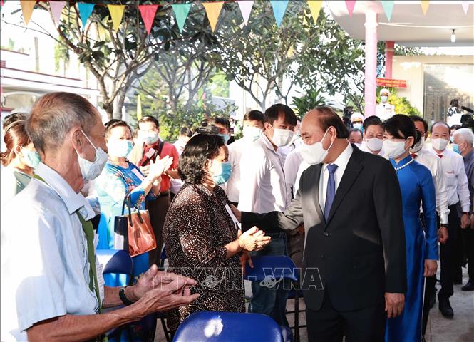 Chủ tịch Nước Nguyễn Xuân Phúc với cử tri đi bỏ phiếu tại khu vực bỏ phiếu số 041, đơn vị bầu cử số 10 thuộc thị trấn Củ Chi. Ảnh: Thống Nhất - TTXVN