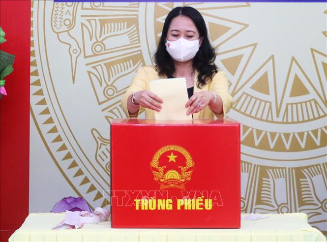 Ủy viên Trung ương Đảng, Phó Chủ tịch Nước Võ Thị Ánh Xuân, Phó Chủ tịch Hội đồng Bầu cử Quốc gia bỏ lá phiếu bầu đại biểu Quốc hội Khóa XV và đại biểu Hội đồng Nhân dân các cấp nhiệm kỳ 2021-2026. Ảnh: Công Mạo-TTXVN