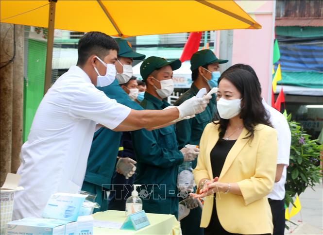 Ủy viên Trung ương Đảng, Phó Chủ tịch Nước Võ Thị Ánh Xuân, Phó Chủ tịch Hội đồng Bầu cử Quốc gia đến khu vực bỏ phiếu số 3, phường Mỹ Xuyên, thành phố Long Xuyên, tỉnh An Giang từ rất sớm và thực hiện nghiêm giải pháp 5K. Ảnh: Công Mạo-TTXVN