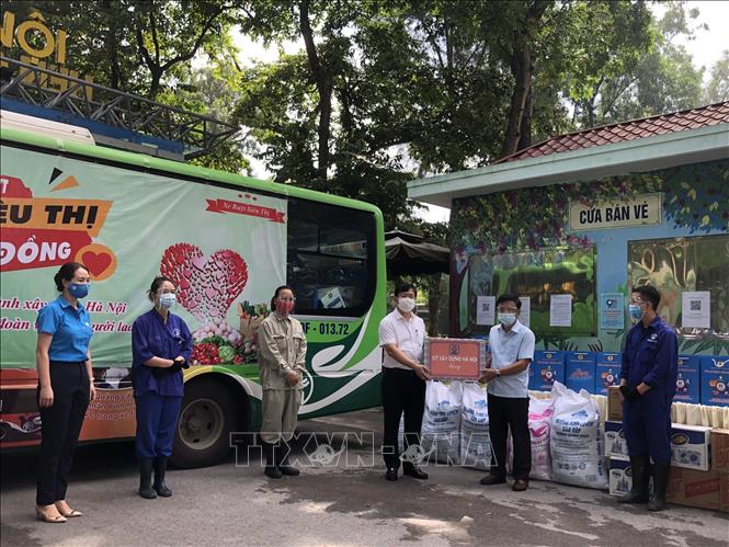 Giám đốc Sở Xây dựng Hà Nội Võ Nguyên Phong trao quà cho công nhân Công ty TNHH Một thành viên Vườn thú Hà Nội. Ảnh: TTXVN