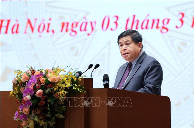Bộ trưởng Bộ Kế hoạch và Đầu tư Nguyễn Chí Dũng báo cáo tình hình DNNN. Ảnh: Dương Giang-TTXVN