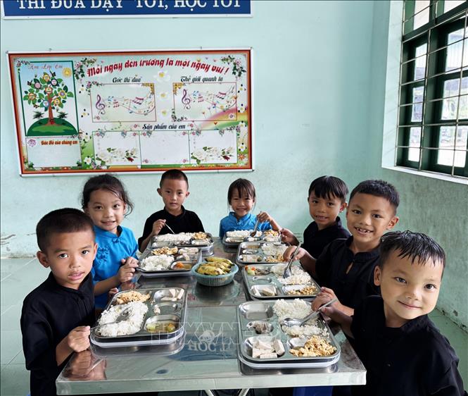 Bữa ăn trưa bán trú ấm áp, đầy đủ dinh dưỡng của học sinh tại Trường Phổ thông Nội trú Tiểu học và THCS Bình Liêu.