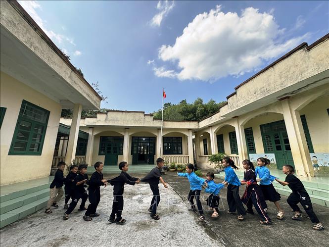 Giờ chơi ngoài trời sôi nổi của học sinh tại điểm trường vùng cao, tạo môi trường học tập và rèn luyện thể chất toàn diện.